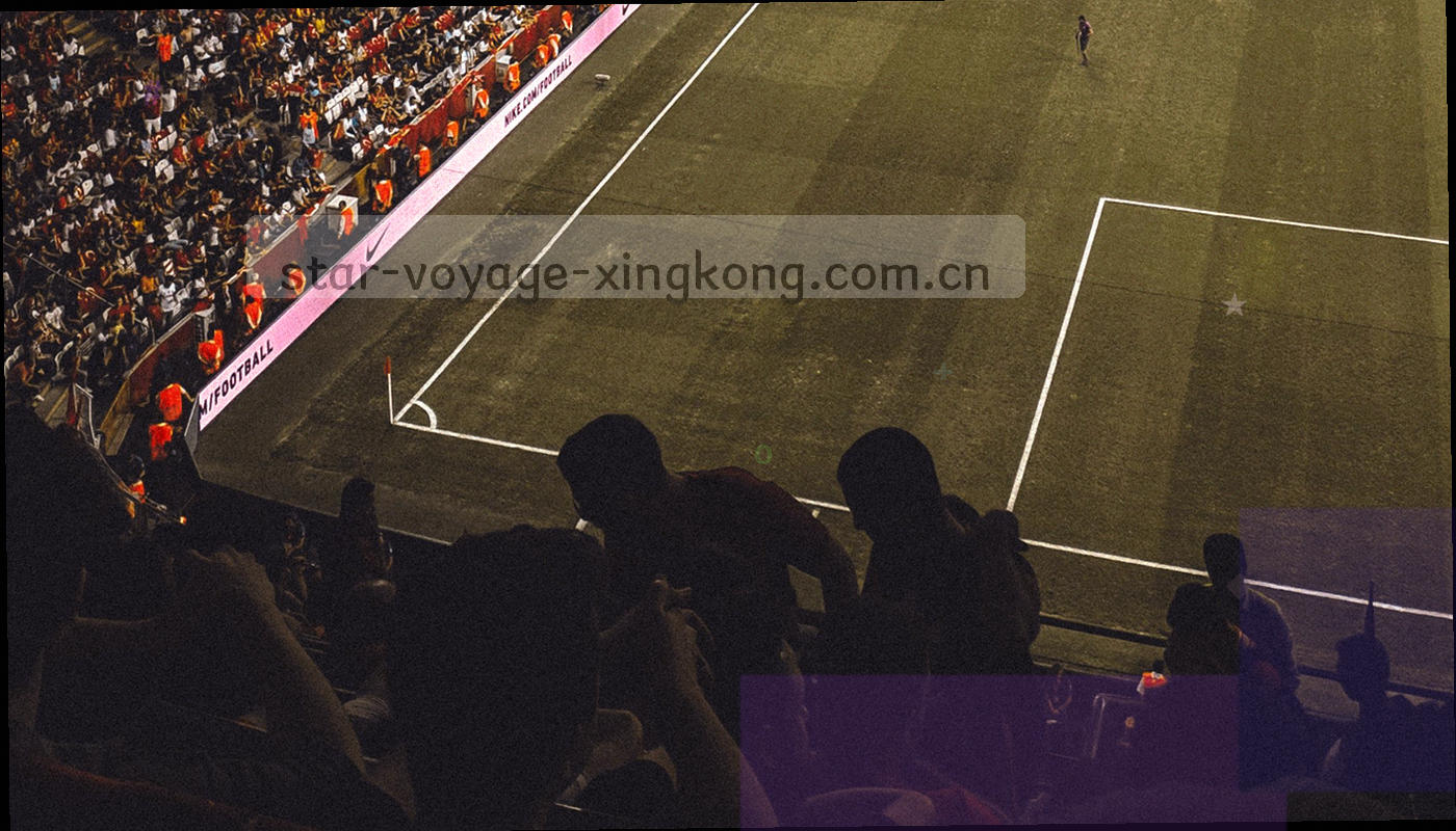 深空背景下的一道弧形信号轨迹与胶囊节点，画面无文字无人物